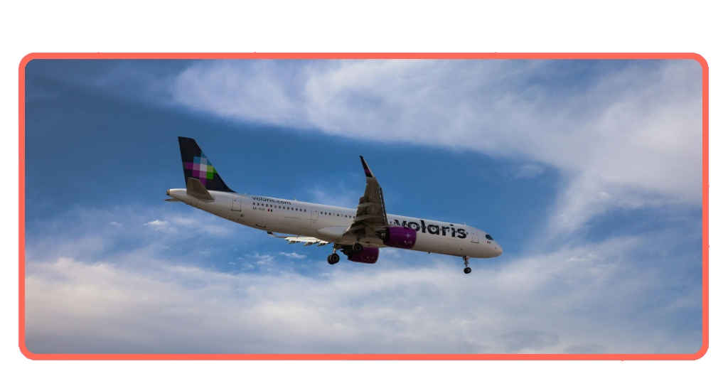 Avión comercial en pleno vuelo contra el cielo azul