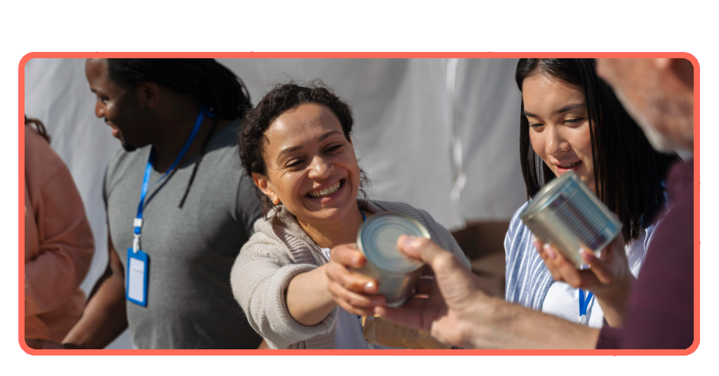 Voluntarios realizando trabajo comunitario en América Latina