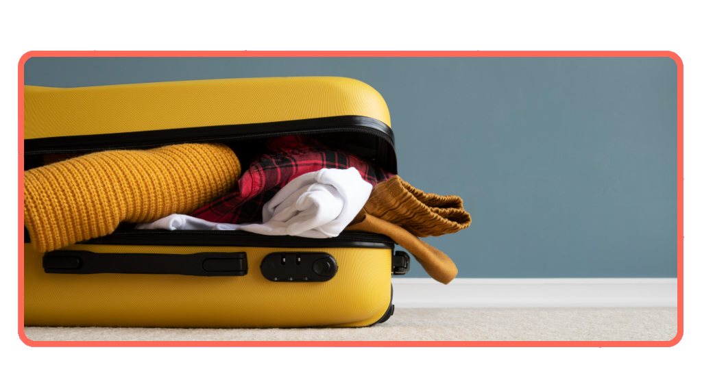Maleta de invierno organizada con ropa y accesorios para el frío